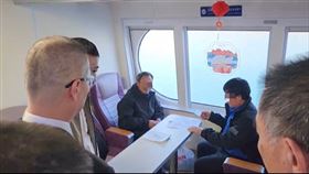 中國大陸漁民遣返，陸方代表拒簽遣返人員證書。（圖／翻攝畫面）