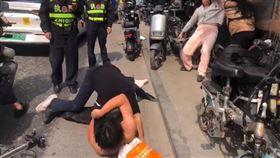 老爸睡了兒子女友！陸1家4口街頭全武行　警到場「站一旁等打完」