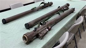 ▲財政部關務署基隆關查獲8具，已使用過的肩射防空飛彈發射空筒。（圖／翻攝畫面）
