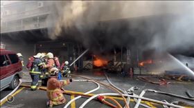 ▲新北市深坑北深路三段東南科技大學對面一工廠，20日下午傳出火警，因工廠為連棟建築物，地下室為倉庫用途，堆放有大量紙箱、雜物，冒出大量濃煙。（圖／翻攝畫面）