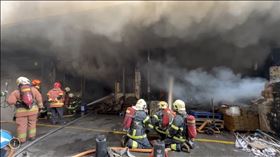 ▲新北市深坑北深路三段東南科技大學對面一工廠，20日下午傳出火警，因工廠為連棟建築物，地下室為倉庫用途，堆放有大量紙箱、雜物，冒出大量濃煙。（圖／翻攝畫面）