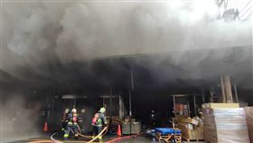 ▲新北市深坑北深路三段東南科技大學對面一工廠，20日下午傳出火警，因工廠為連棟建築物，地下室為倉庫用途，堆放有大量紙箱、雜物，冒出大量濃煙。（圖／翻攝畫面）