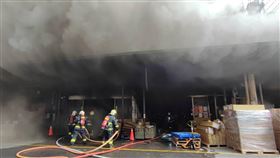 新北深坑火警 消防員灌救新北深坑某連棟式倉儲20日發生火警，百名消防員到場灌救。（翻攝照片）中央社記者高華謙傳真 113年2月21日