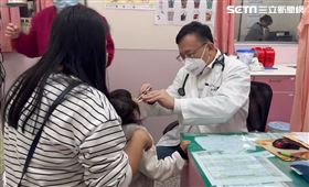 小孩,發燒,住院,打點滴,醫師看診,病房(圖/翻攝畫面)