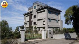 ▲新北市八里區大堀湖地段的神祕別墅區，是不少民眾人頤養天年的首選，知名鍋貼連鎖店老闆也在此購屋。（圖／CTWANT提供）