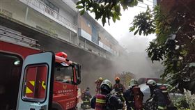 新北深坑火警 飄散刺鼻異味新北市政府消防局20日下午2時許獲報，深坑區北深路3段141巷內、東南科大對面的連棟式建築物地下室起火，延燒到同棟建築1至3樓，現場黑煙直竄、飄散惡臭。（翻攝照片）中央社記者高華謙傳真 113年2月21日