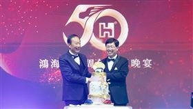 鴻海50週年慶祝晚會中，創辦人郭台銘與董事長劉揚偉一同切慶生蛋糕。（圖／鴻海提供）