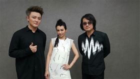 F.I.R.飛兒樂團原由吉他手阿沁（左起）、主唱「Faye」詹雯婷、鍵盤手陳建寧組成。（圖／翻攝自F.I.R.飛兒樂團臉書）