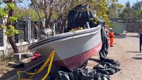 中國一艘「3無快艇」日前非法闖入海域捕魚，海巡署趕赴驅離，過程中因快艇翻覆，造成2名中國籍船員溺斃。死者家屬昨天（20日）抵達金門處理後事，因對相驗結果有疑慮，拒絕將死者遺體火化。今天是死者頭七，海巡署設置靈堂並安排舉辦法會，結果家屬卻都沒有到場。