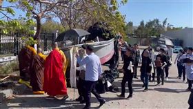 中國一艘「3無快艇」日前非法闖入海域捕魚，海巡署趕赴驅離，過程中因快艇翻覆，造成2名中國籍船員溺斃。死者家屬昨天（20日）抵達金門處理後事，因對相驗結果有疑慮，拒絕將死者遺體火化。今天是死者頭七，海巡署設置靈堂並安排舉辦法會，結果家屬卻都沒有到場。