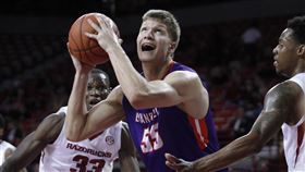 ▲台鋼獵鷹簽下NCAA籃板王鷹吉（Egidijus Mockevicius）。（圖／美聯社／達志影像）