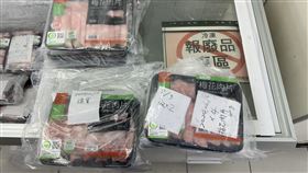 衛生局今日至蜜鄰查核台糖安心豚梅花肉片預防性下架情形。（圖／北市衛生局提供）
