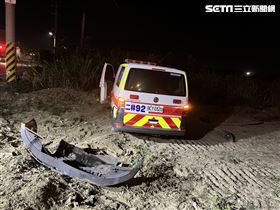 急甚麼！他逆向超車路口撞翻救護車4送醫（圖／翻攝畫面）