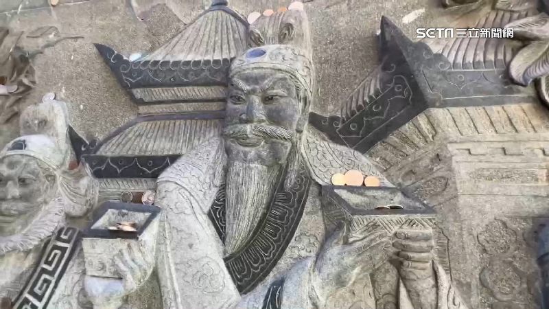 石雕壁畫發光　廟方見香客「塞銅板許願」