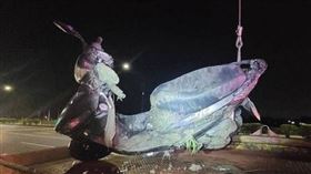 台南市官田區昨（20）日晚間發生汽機車碰撞事故，導致現場一輛機車當場摔落農田中央，且車輛被吊起時已慘沾滿泥濘。（圖／翻攝畫面