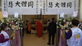 中國快艇案死者頭七法會中國一艘快艇14日越界闖入金門海域遭海巡艇追緝，拒檢後蛇行翻覆釀2死，另2人生還。2名生還者20日下午已透過小三通搭船返回中國，死者家屬則與金門地檢署檢察官和法醫參與相驗，但並未參與21日上午的頭七法會，儀式照常舉行。中央社記者張已(??兼)攝  113年2月21日