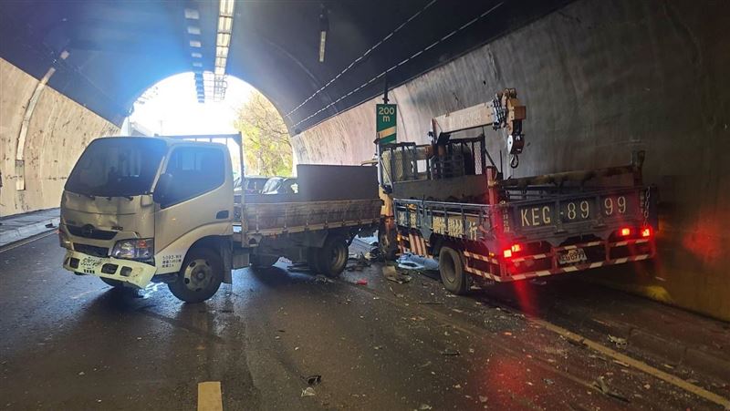 台76線八卦山隧道7車追撞　2人輕傷送醫