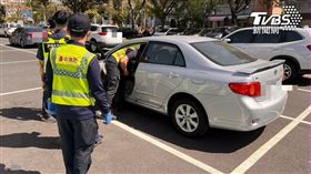 老翁「陳屍車內」民眾逛國光花市目擊嚇壞（圖／翻攝畫面）