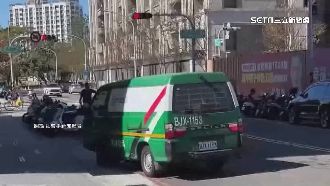 郵務車逆向違停　起步險撞行人又闖紅燈