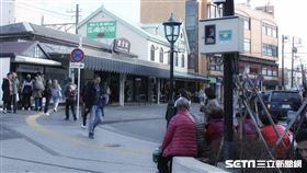 原PO去日本旅遊時，遇到傳說中的「紫紅色羽絨外套旅遊團」。（圖／網友授權提供）