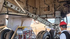 桃機今天（21日）上午11時許發生一起重大工安意外，華航一名男維修員執行飛機起落架移除作業時，遭起落架夾住受困，經送醫急救後仍不治身亡。桃園市政府勞檢處證實已接獲通報，詳細事發原因仍待調查釐清。