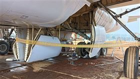 桃機今天（21日）上午11時許發生一起重大工安意外，華航一名男維修員執行飛機起落架移除作業時，遭起落架夾住受困，經送醫急救後仍不治身亡。桃園市政府勞檢處證實已接獲通報，詳細事發原因仍待調查釐清。