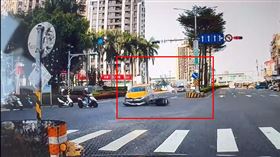 新北,板橋,闖紅燈,計程車,噴飛,機車,騎士,翻滾,