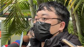 深坑大火濃煙飄散釀不適 新店民眾現身說法住在新北市新店區捷運大坪林站附近的簡姓民眾21日受訪表示，20日晚間深坑大火後他就一直聞到刺鼻味，感覺頭暈、噁心、想吐等，實在受不了就到耕莘醫院就診；上午起床後，咳嗽時還是會咳出一些黑色微小粒子。中央社記者楊侃儒攝 113年2月21日