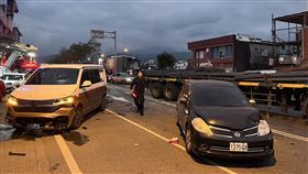 ▲宜蘭縣冬山鄉珍珠一路、永美路口，傳出發生一起嚴重車禍，1輛拖板車與10輛轎成撞成一團，16人受傷，其中10人送醫。（圖／翻攝畫面）