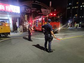 ▲高雄市知名玉竹商圈21日晚間6點30分左右發生火警，消防局獲報後，出動29車70人前往灌救，起火為一2層樓鐵皮屋，幸無人受困傷亡。（圖／翻攝畫面）