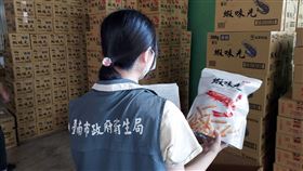 蝦味先香辣口味驗出蘇丹紅 台南稽查回收下架情形台南市衛生局21日指出，接獲高雄市衛生局通報含致癌物「蘇丹紅」辣椒粉製成蝦味先產品流入台南2處銷售業者據點，衛生局和消保官隨即派員稽查通路下架回收情形。（台南市政府提供）中央社記者張榮祥台南傳真  113年2月21日