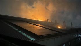 ▲桃園市消防局21日晚間7點05分獲報，位在楊梅新榮路上一織布染整工廠發生火警，立即派出30車61名消防員前往灌救。（圖／翻攝畫面）