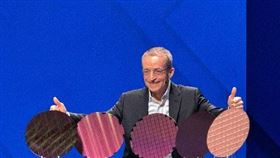 英特爾拚2025年前重返製程領先晶片大廠英特爾（Intel）21日在美國聖荷西首次針對晶圓代工舉辦活動，公布製程延伸藍圖，英特爾執行長季辛格（Pat Gelsinger）表示，透過Intel 18A先進製程，英特爾期望在2025年前重返製程領先地位。中央社記者吳家豪舊金山攝 113年2月21日