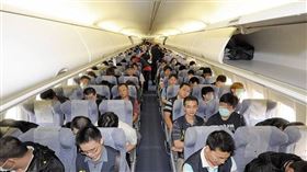 國人多次在境外犯案，刑事局還曾包機到印尼雅加達押解101名犯嫌，他們回國後多數都被輕判或易科罰金。（圖／刑事局提供）