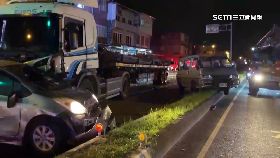 A拖板撞10車.2400