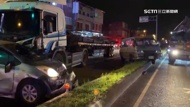 拖板車追撞10車16傷　司機釀禍稱：撿手機
