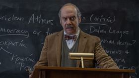 保羅吉馬蒂演出《滯留生》的怪咖老師。（圖／UIP提供）