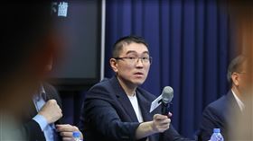 謝國樑說明基隆東岸商場爭議（3）基隆市東岸商場產權引起爭議，基隆市長謝國樑（圖）21日上午在國民黨中央黨部出席記者會表示，此案的攻擊都有政治、選舉目的，但不要低估他捍衛市民的決心，不會將新台幣25億元的市府資產落入民間企業。中央社記者謝佳璋攝  113年2月21日