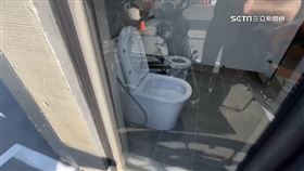 恆春文化中心馬桶緊靠落地窗　民眾：國王的馬桶