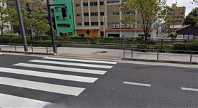 日本人行道「1設計」被讚翻…台灣卻拆光！資深鄉民曝真相
人行道，斑馬線，圍欄，護欄（圖／翻攝自Google maps）