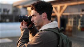 Sony FE 24-50mm F2.8 G 鏡頭搭載 2 個線性⾺達，提供了快速、安靜及低震動的對焦驅動能⼒，讓創作者能更加專注於畫面構圖及創意表現。