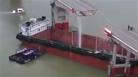 新／廣州瀝心沙大橋被船撞斷畫面曝！釀2死1傷3失聯　已尋獲一輛車（圖／翻攝自新京報微博）