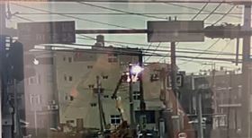 彰化和美，台電工程人員修電桿，高壓電擊，1萬1千伏特電擊，火花爆閃驚悚瞬間曝光(圖／翻攝畫面)