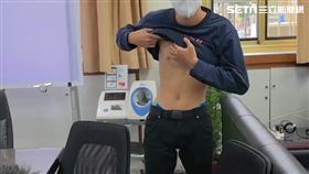 桃園少年被3名警員持電擊棒刑求，時間長達1個小時以上。（圖／翻攝畫面）