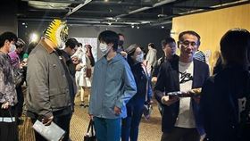 網友巧遇中指通和鄭運鵬父子。（圖／翻攝自臉書）