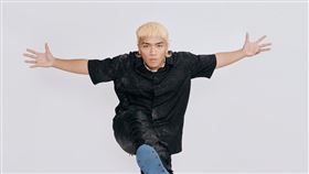 阿跨面賣掉冠軍獎品休旅車，籌錢推出新專輯。（圖／少年家工作室提供）