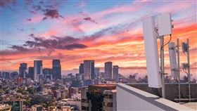 愛立信AIR 3255為Massive MIMO分時雙工（TDD）無線設備，與上一代無線設備相比，能降低25%能耗，碳足跡更降低20%。（圖／愛立信提供）