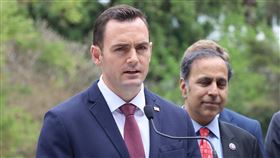 蓋拉格：美台應與夥伴建立機制 抵制中國經濟脅迫美國眾議院美中戰略競爭特別委員會主席蓋拉格22日展開訪台行程，對於中國不斷在太平洋擴張勢力、企圖動搖台灣友邦邦誼，他說，美台應與夥伴建立經濟協調機制，抵制經濟脅迫行為。中央社記者吳昇鴻攝  113年2月22日