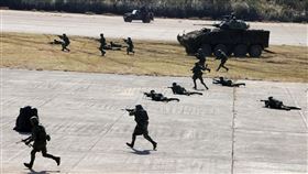 陸軍春節加強戰備，裝甲584旅戰砲排以CM22 120公厘迫擊砲車，實施攻擊前準備射擊，掩護主力CM11戰車、CM32、CM33及CM34裝步戰鬥車發起攻擊。（圖／記者邱榮吉攝影）