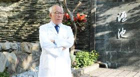 聯新國際醫推動「醫療外交」！助新加坡新康集團　建置智慧病房▲許詩典指出，所謂「智慧病房」就是無紙化、數位化傳輸。（圖／桃園電子報提供）

